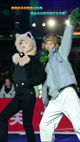 #丑帝大舞台 这个美女好嗨呦,中间有亮点噢🥱#户外唱歌直播 #也太可爱了吧