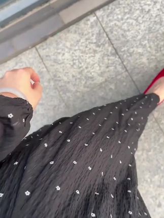 曾总怕辜负别人,把委屈都自己扛。后来才懂,真心该给同样珍惜的人,别让自己的好,成了别人眼中的理所当然。#秋日韩系穿搭走起 #早秋连衣裙 #温柔风穿搭