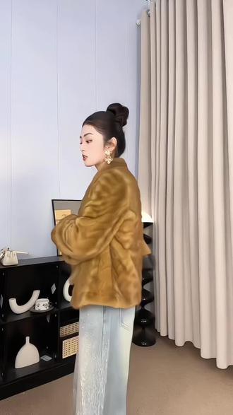 冬季新款韩系气质V领短款轻奢感毛毛外套#今日穿搭 #每日搭配分享👗时尚穿搭 #女服装 #穿搭女装 #女装