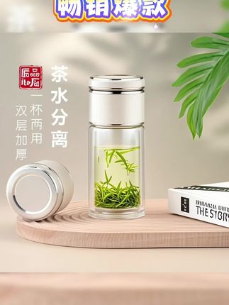 送礼就要选这种有品质的玻璃杯,不仅好看还好用,让收礼物的人觉得你特别用心。我们是专业做礼品定制的,品质有保障,杯子通体晶莹剔透,非常干净。容易清洁打理,既能承受零下四十度的低温,也能经得住一百二十度的高温。还是加厚的那液玻璃杯安全性更高,让人用起来更加放心。这么漂亮的杯子,赶紧买回家吧!#强烈推荐 #每日分享 #好物推荐🔥 #茶生活 #懒人必备