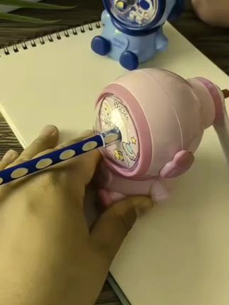 家有上学娃,这款手摇削笔器一定别错过!可爱外观,孩子看一眼就爱上!旋转省力,全自动设计,几秒钟就能削好铅笔,削的尖又稳,是开学季的得力小助手。#好物推荐🔥 #每日分享