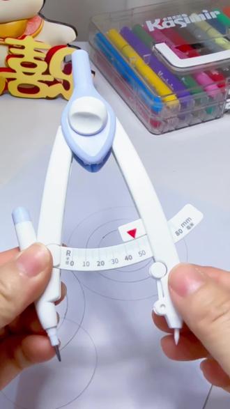 儿子说用这个自带刻度的圆规真的太方便了!轻轻一拉,就可以精准的找到想要的刻度,还可以锁定,画圆不怕滑动,又快又稳!期末考试就用它了!#圆规#学习用品 #文具安利