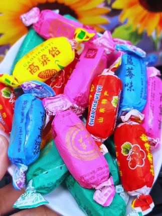 这高粱饴追剧时吃!嚼着糯叽叽还裹着果味,QQ弹弹的还能拉丝,一不留神半袋就空了,根本停不下来#创作灵感 #高粱饴 #软糖 #糖果 #拉丝高粱饴