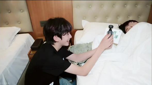 有没有人懂一下,当时看物料的时候觉得lulu这几句唱的很好听啊,有朝一日能不能听到完整版啊૮₍ˊᗜˋ₎ა,这里小吉米也好可爱啊#物料 #王橹杰 #陈浚铭 #雨爱