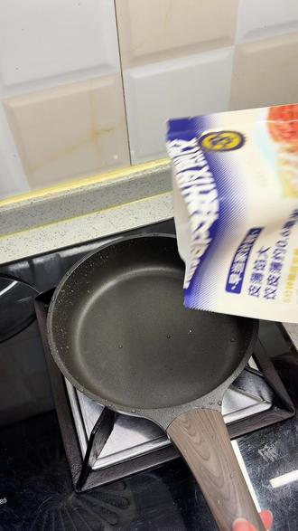 今天是小朋友念了很久要吃的冰花煎饺,10分钟搞定0难度。谁能拒绝金黄酥脆的水煎饺啊?外皮酥脆内里多汁,皮薄馅大超满足。#水煎饺 #满级吃商指南 #味道好极了你们想吃吗 #记录美食日常 #在家研究美食