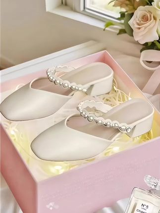 达芙妮包头半拖鞋女外穿粗跟新款夏季半包穆勒凉拖鞋珍珠女鞋 ### 👠✨达芙妮珍珠凉拖|夏日C位出街神器!  姐妹们听我一句劝😎!今年夏天必须拥有这双自带仙气的穆勒鞋💎~软糯珍珠串头搭配粗跟设计,走路带风还显腿长💯!半包款式刚好露出脚踝最细的部分🦵,搭配牛仔裤/小裙子都绝美到犯规✨~  🌸上脚瞬间增高5cm的小心机 ☁️云朵般柔软的透气内里 💧防滑底纹雨天也能优雅漫步 🎀可盐可甜的百搭属性 🎁约会逛街一整天都不累脚  我穿它去了三次野餐趴都被追着要链接🤣!珍珠在阳光下会折射出细腻光泽🌟,走起路来叮叮当当像带着专属BGM🎶~你们说这种又美又舒服的鞋子是不是应该人手一双呀❓  #达芙妮新品 #夏季凉鞋 #显高神器 #珍珠元素 #穿搭分享