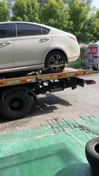 今天拖车拖过来一辆名爵6减震器弹簧折了