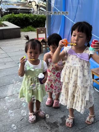 第一次见这个神奇的东西,这个怎么摇晃都不漏,他这个设计我真的搞不懂,发明这个的人太绝了吧#亲子日常 #泡泡 #儿童必备 #玩泡泡