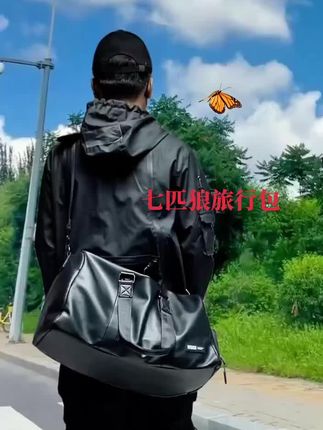 这款包太有格调了!黑色防水质感拉满,简约大气的设计尽显高级感。大容量很能装,日常通勤、短途出行都hold住,而且风格百搭,不管是街头风还是休闲风都能完美适配,五金细节也很精致,时尚与实用并存,背出去绝对是吸睛利器~快入手一个吧!#旅行包 #健身包 #差旅包 #单肩包 #斜挎包男