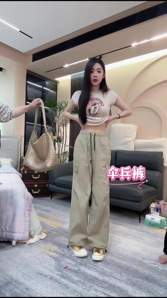 小小推荐版型非常好的伞兵裤#裤子 #裤子穿搭 #显高显瘦显腿长 #穿搭#老钱风穿搭