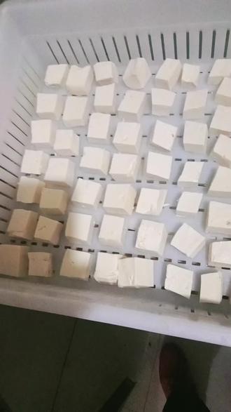纯手工制作。梅豆腐,没有任何添加剂。@抖音小助手