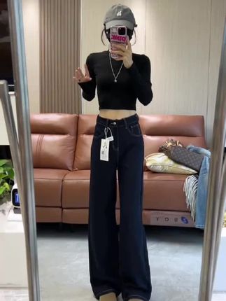藏青牛仔阔腿裤,高腰设计贴合腰线,利落明线勾勒立体口袋与裤型,垂坠感面料打造随性松弛感,日常通勤、休闲出街皆适配,轻松拿捏复古时髦腔调 #显高显瘦显腿长 #显高显瘦显腿长的一条裤子 #显瘦穿搭
