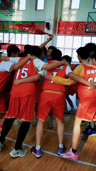 小萝卜参加2025年顺义区中小学篮球特色校联赛
带领顺义二中兄弟们获得初中组总冠军并荣获总决赛MVP