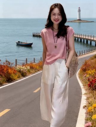 林夏在秋日的海边公路开启了一场治愈之旅。她一会身着粉色无袖上衣配白色阔腿裤,挎着编织包漫步,路边花草斑斓,远处灯塔与小船相映成画;一会又换上橙黄上衣搭黑色长裙,踩着拖鞋在栈道旁驻足。海风轻拂,她在两种风格里切换,把秋天的浪漫与海边的宁静,都穿成了独属于自己的旅行诗篇,每一个姿势都是对自由与美好的深情告白。#秋日海边穿搭灵感 #治愈系旅行故事#两种风格的海边浪漫#灯塔下的穿搭日记#公路花草与旅行穿搭@抖加🔥上热门🔥dou+🔥热点宝