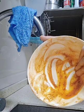 还没有用过这款油利除抹布的朋友,我建议你拍一单回去试一试,用过之后你就知道和老式抹布的区别。这款毛巾采用的是木质纤维,强力吸水,吸油去油不挂油,柔软亲肤,湿碗不沾油,告别洗洁精残留。在家能洗脸,能给宝宝当口水巾。夏天拿来擦汗也不会有异味。用完之后用清水冲一下就可以了。#家务好帮手 #厨房清洁 #刷碗