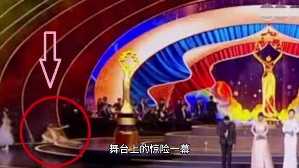 向佐舞台意外踢到百克力头部