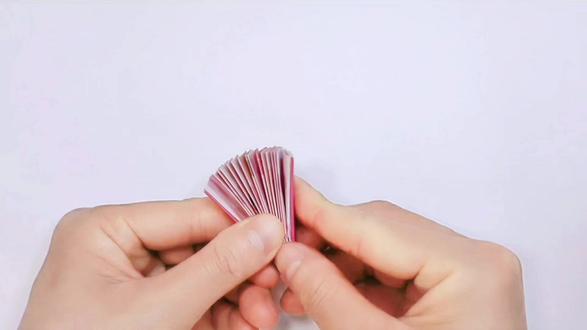 有手就会!一分钟折出国风小扇子✨ 保姆级教程,折一把属于自己的古风扇,国风氛围感拉满✨
桌面摆件、手工礼物都超合适!
#折纸 #折纸教程 #古风折纸 #简单折纸 #手工DIY