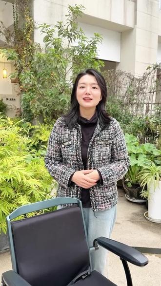 这款智能电动轮椅太懂长辈心~按键简单好操作,转弯灵活不卡壳,续航够逛大半天公园!不用再靠人推,自己掌控节奏超自在~安全又省心,让爸妈重拾出门的快乐✨ #适老化好物 #Hi时光一站式退休生活重心#智能电动轮椅#老年代步车