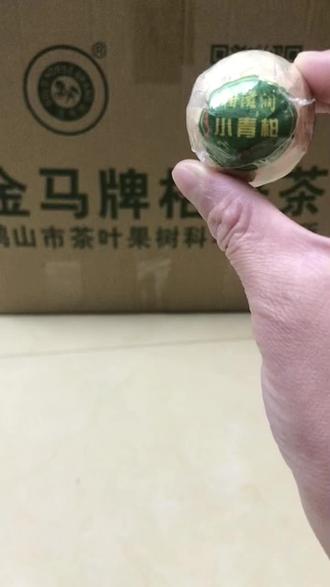 小青柑茶具有理气健脾、化痰止咳、消食化积等功效,适合消化不良、咳嗽痰多等人群适量饮用。
1、理气健脾
小青柑茶中的柑橘皮含有挥发油成分,能促进胃肠蠕动,缓解脘腹胀满。脾胃虚弱者饮用后可改善食欲不振,但阴虚火旺者不宜过量。
2、化痰止咳
柑橘皮中的柠檬烯具有祛痰作用,搭配普洱茶的温和特性,对风寒咳嗽或慢性支气管炎引起的痰多症状有一定缓解效果。急性呼吸道感染需配合药物治疗。
3、消食化积
普洱茶中的茶多酚与柑橘果酸协同作用,可加速脂肪分解,适合进食油腻后饮用。胃酸过多者应避免空腹饮用。
4、抗氧化
茶多酚和柑橘类黄酮能清除自由基,其抗氧化作用有助于延缓皮肤老化。需长期适量饮用才能显现效果。
5、提神醒脑
茶叶中的咖啡因与柑橘芳香烃共同作用,可短暂改善疲劳状态。神经衰弱人群应控制饮用量及时间,避免影响睡眠。#广东鹤山市果皮科技研究所的小青柑走一波#欢迎各位新老客户砸单过来#15277967315小文店主微信同号