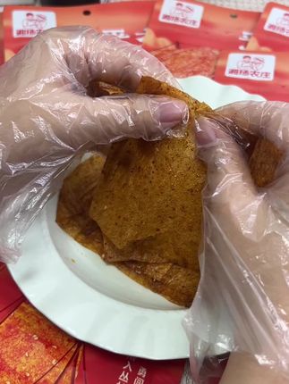 #湖南特产 #太好吃了 #辣片爱吃辣的家人们,答应我一定要试试平江大辣片!一口就把我拿捏得死死的,直接封神!