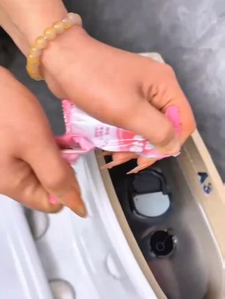 家里有卫生间的一定要买这个蓝泡泡洁厕棒,只需要把它放进马桶水箱就可以。里面的清洁剂会自动溶解在水里,每次冲水就会自动清洁,去污防臭效果特别好,还有一股淡淡的清香味。#好物推荐🔥 #家庭必备 #马桶除臭 #蓝泡泡洁厕棒