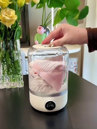 终于不用再洗内裤袜子了,每次只用把换下来的贴身衣物丢进这款迷你洗衣杯,往里面加水和洗衣液,按下开关就能一键清洗,洗个澡的功夫就洗好了,而且洗的很干净,放手洗不变形。小孩子的衣服也可以用它洗,关键还不用插电,充一次电就能洗好多次。#迷你洗衣机 #迷你洗衣杯 #便携洗衣机#内衣内裤洗衣机 #袜子洗衣机