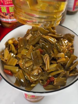 儿时味道芋苗酸,酸辣爽口开胃解腻,小时候就是这样,白天煲上一锅粥,炒上一碟芋苗酸,吃一整天,简单的美味,吃得饱饱的#美味下饭菜 #广西芋苗酸#乡村味道