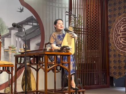 泪失禁体质
凌晨四点起床排队买票太不容易了
坐在第一排边听边流眼泪
太激动了#琵琶语评弹艺术馆 #吴亮莹老师弹唱 #琵琶语评弹