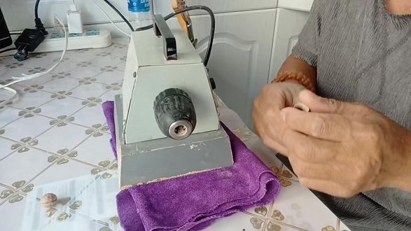 桃核制作小绣球的方法