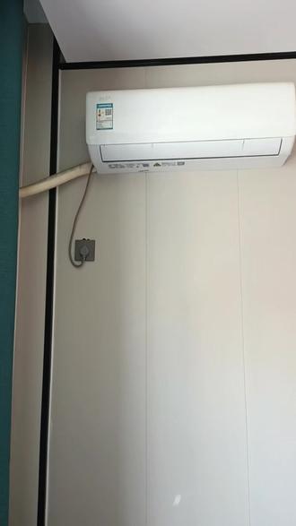 我都是用这个小风扇过渡的 房东你睡得着吗?3级能耗的空调,1.3一度的电费#小风扇 #床头小风扇 #三插头小风扇 #香薰小风扇 #厨房小风扇