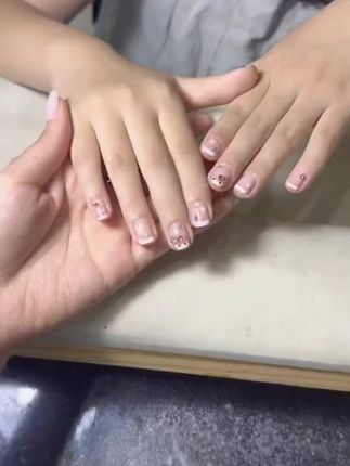 人总要和握不住的东西说再见的 有些人 有些事 到已至此就是最好的结局#vlog日常 #美甲#穿戴甲#文案#热门