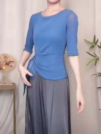 对,不透不漏哈,比较实穿一点,里边是这种黑色吊带,黑色打底弹性很大,肚子大、胃包大都能够去,遮得住盖得住,这个是后背。三百六十度,走路带风,你看衣服,我稍微调宽松一点,看到没?很宽松,露手露起来干干净净。上衣是亮丝银网的兰心绘制。银丝银线有细闪,亮丝银网有光泽,这个上衣袖子的话更透气,腋下爱出汗完全没问题。嗯,然后料子的话,亮丝银网的面料。#舞蹈服 #练功服 #瑜伽服 #瑜伽服 #运动服