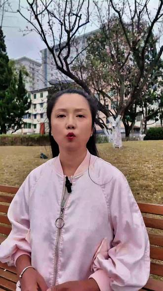 农村建房9大忌讳 农村建房,动工前牢记这些注意事项,少踩建房弯路
1. 门前忌大陡坡,优先选地势平坦地块建房
2. 屋后勿搭建小屋,保持房屋后方规整开阔
3. 门口不设鸡鸭笼,生活区与养殖区分开规划
4. 大门避开直对窗户,合理把控门窗相对位置
5. 杜绝横梁压制大门,装修建房提前预留层高
6. 前后房门不要直通,隔断设计优化室内动线
7. 一户不随意开双门,统一入户门更规整实用
8. 房屋远离门前电线杆,规避遮挡与安全风险
9. 西邻楼房不宜过高,建房层高尽量协调平齐
建房根基、门窗朝向、周边布局都得多考量,避开这些问题,居家安稳舒心#农村自建房 #农村建房避坑 #建房小知识 #自建房记录 #避坑