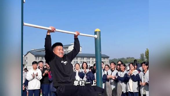 新兵刚入伍第一天,单杠一次拉10个是什么水平 #新兵 #新兵训练 #单杠 #厉害