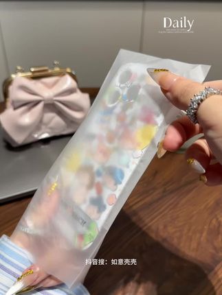 宝宝~是满屏小新和夏日凯蒂耶!!这能谁拒绝呀 我的宝 我们一人一个好不好!#这个手机壳真的长在我心巴上了 #快分享给你的好友 #手机壳推荐