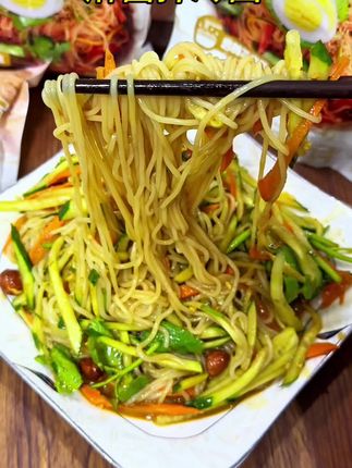 天热没胃口的时候,你就来这个#麻酱拌冷面 吧,麻酱酸甜口味太好吃了#拌冷面#速食美食#好吃到停不下来#在家做美食