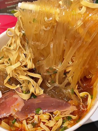 在家就能吃到正宗的淮南牛肉粉丝汤了,搭配大块的牛肉,一口粉一口肉真的香迷糊了#速食美食 #牛肉粉丝汤 #太好吃了 #夜宵吃什么