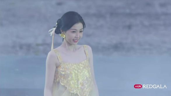 凌妙妙穿了双运动鞋
#虞书欣 #虞书欣凌妙妙 #永夜星河 #redgala #虞书欣永夜星河