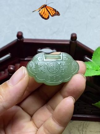 平安锁是中国传统的吉祥物。它寓意平安吉祥,长命百岁的美好向往。希望锁住平安,锁住安康。祈求健康成长、长命百岁,事事如意。#吊坠挂件 #珠宝首饰