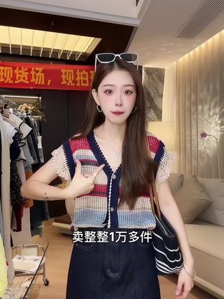 💫【韩系慵懒风yyds!这件针织衫也太会了】💫 今夏必入的V领条纹针织来啦!撞色设计+小飞袖,韩系氛围感直接拉满✨ 镂空针织透气不闷热,宽松版型藏肉显瘦,搭配牛仔裤or短裙都绝绝子~  适合人群:18-35岁喜欢韩系穿搭的女生,微胖身材也能驾驭 #韩系穿搭 #平价又实穿的辣妹衣服分享 #轻松get夏日淡人穿搭 #夏季新款 #显瘦显高显气质