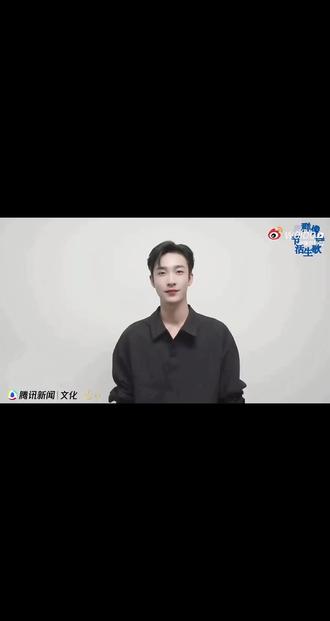 姚冠宇 向全世界安利姚冠宇
当跨界艺术家遇上百年哲思,姚冠宇的私藏诗歌推荐太戳心!被考古出曾分享卞之琳经典《断章》,这位在音乐与镜头间自由切换的创作者,与诗中“互为风景”的深意不谋而合。