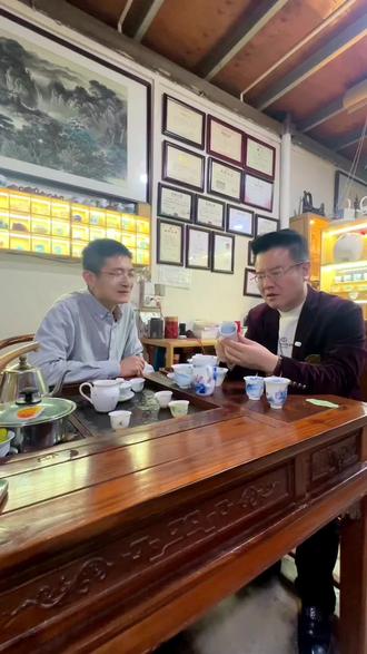 与潮州市工艺美术大师邱钊钿茶聊
深入“杯里茶画”
好茶好器好自在
#好茶好器
#潮州工艺美术
#潮州工夫茶
#凤凰单丛
@潮品文化传媒