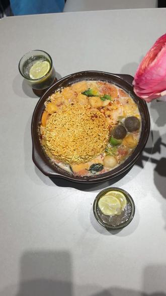 热辣滚烫 下班后的热辣浪漫。生活哪有那么多精致?辣到流泪时有人递纸,烫到舌尖时有人吹凉,就是我们的岁月静好。如果全世界都指责你,那我请你吃一碗自制刘文祥麻辣烫。#刘文祥麻辣烫 #紫薯精 #深夜放毒 #美食