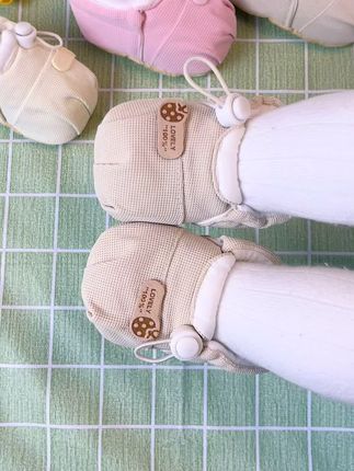 终于找到适合0到1岁宝宝的婴儿鞋了,它是专为0到1岁宝宝设计的,它采用松紧扣的设计。不仅好穿还不掉,鞋子舒适柔软。能让宝宝走起路来更加轻松,妈妈们可以放心购买。#婴儿鞋