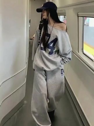 秋冬必备!美式辣妹休闲运动套装,高级感满满 #露肩卫衣套装 #阔腿长裤套装 #高级感套装 #秋冬运动套装 #休闲高级套装