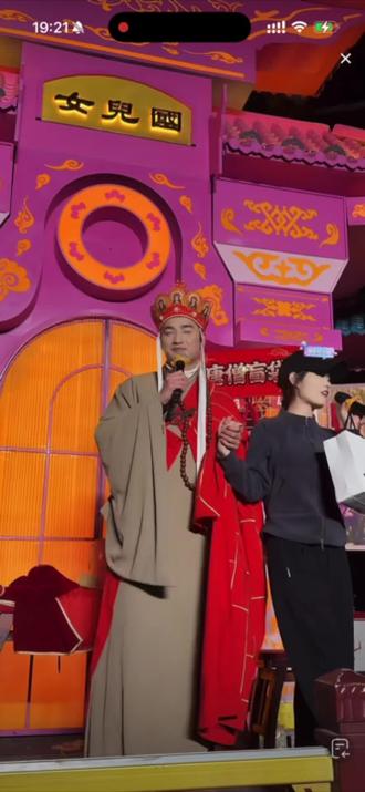 小美女才艺真多啊,时间严重超时,急坏了御弟哥哥。美女小嘴也会说,一顿甜言蜜语,哈哈,御弟哥哥稀里糊涂被拉着小手发了喜糖。。。#闫东 #长春动植物公园 #闫东在长春动植物公园当NPC了 #长春动植物公园NPC太会整活了 #女儿国互动的游客越来越厉害了