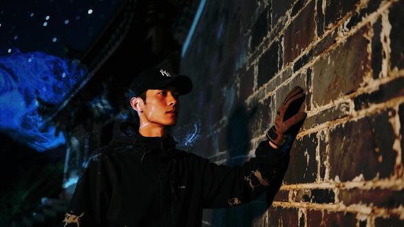 《夜宿山寺》 唐代 · 李白
危楼高百尺,手可摘星辰。
不敢高声语,恐惊天上人。#李白 #古诗 #夜宿山寺 #创作者扶持计划 #抖音热点记忆2025