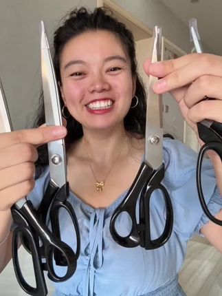 俺奶奶就喜欢用这个裁缝剪刀 给俺两个孩子做棉袄棉裤 ,她说用起来很顺手#剪刀 #裁缝剪刀 #裁缝剪刀推荐 #服装剪刀 #裁缝专用剪刀