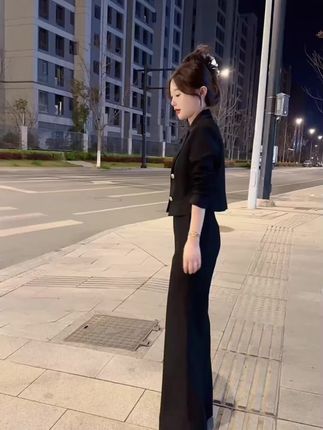 2025秋季洋气西装西服套装女装短外套显高直筒长裤两件套装姐妹们,这个套装穿上好看吗?#女职业装轻奢高级感 #西装外套 #职场穿搭 #气质穿搭
