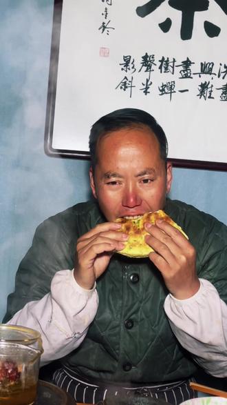 第168集:苜蓿芽馍馍:把春天嚼在嘴里 #春天第一口鲜 #创作者中心 #创作灵感
雪苜蓿芽馍馍:把春天嚼在嘴里还没化净,向阳的山坡上就拱出了一簇簇嫩绿——苜蓿芽芽探出了头。俯身掐尖儿,指缝间满是青涩的草香。那是一场雪与绿的碰撞,也是春天捎来的第一封口信。
忽然就想起小时候。二月春风似剪刀,下学的娃儿们书包一扔,三五成群往苜蓿地里跑。剜满一小帽壳子,能卖一角钱——换来带擦子的铅笔、三十二开的生字本,比父亲用白纸缝的本子神气多了。那时节,吃了一冬的洋芋、酸菜、大白菜,肚子里寡得很。直到母亲把绿莹莹的苜蓿芽烩进锅里,烙成透着青意的馍馍,才觉着日子又活泛了。
昨儿个踏雪寻了一把嫩芽,今早便迫不及待地动手。老娘起好的老酵面正发着,把苜蓿细细切碎,揉进面团。饼丕入锅的刹那,“滋啦”一声——那股子青草的鲜香,直往鼻子里钻,满厨房都是春天的味道。
就着秋天炒制的辣椒酱,配一盅罐罐茶。咬一口馍馍,外皮微脆,内里松软,苜蓿的清香混着麦香在舌尖化开。这一刻,雪也化了,风也软了,日子也跟着绿了。
苜蓿芽馍馍,是黄土塬上开春的头一道吃食。它不是什么金贵东西,却是大自然掰开冻土,送给庄户人的第一抹鲜。城里的朋友若尝过这一口,大概就懂了——为什么我们年年盼着雪化,盼着那一地星星点点的嫩绿。
春天从哪里开始?从踏雪寻芽的指尖,从烙馍馍的青烟,从咬下第一口苜蓿的脆响里。 #抖音美食创作人 #乡村味道